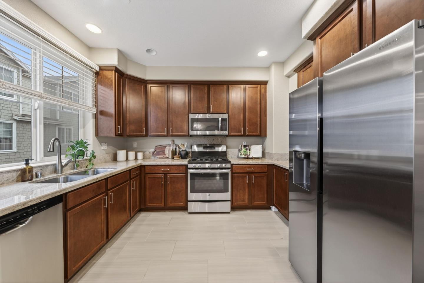 Detail Gallery Image 14 of 44 For 18540 Garnet Ln, Morgan Hill,  CA 95037 - 3 Beds | 3 Baths