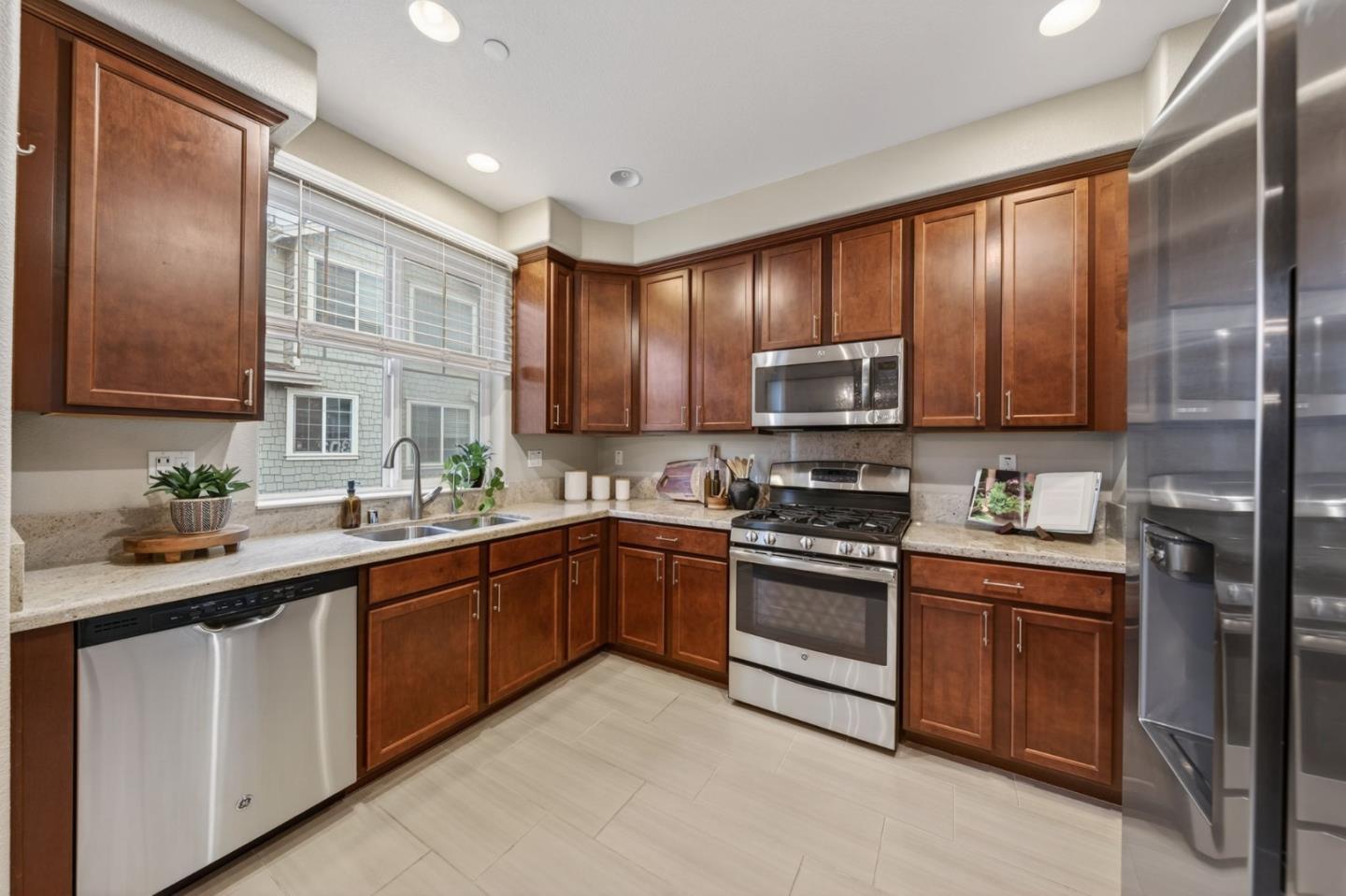 Detail Gallery Image 15 of 44 For 18540 Garnet Ln, Morgan Hill,  CA 95037 - 3 Beds | 3 Baths