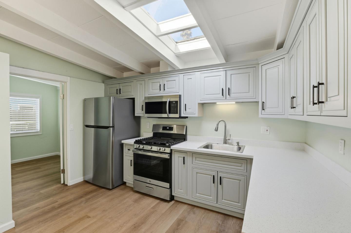 Detail Gallery Image 10 of 37 For 458 Rainier Dr, Salinas,  CA 93906 - 3 Beds | 2 Baths