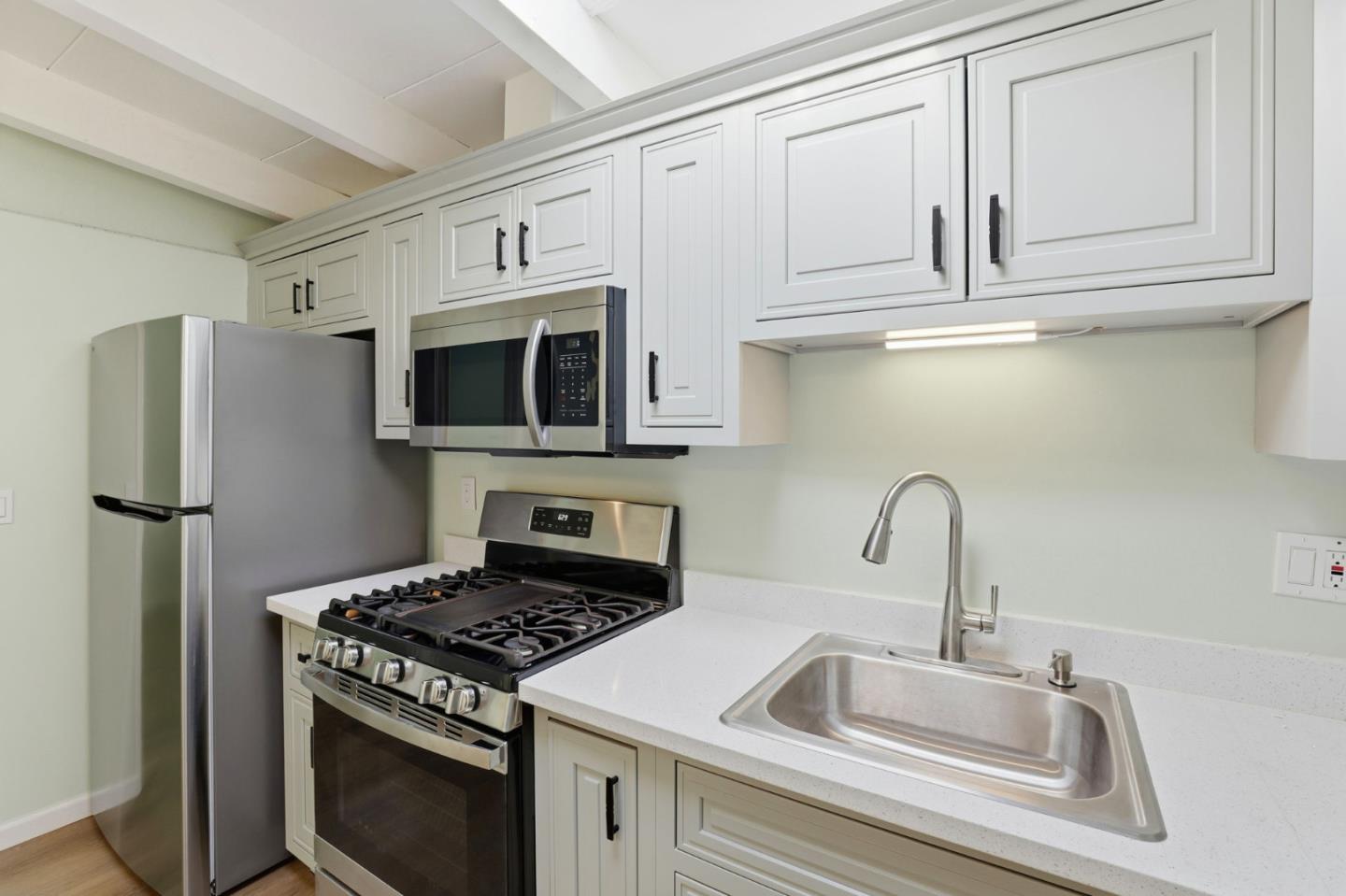 Detail Gallery Image 12 of 37 For 458 Rainier Dr, Salinas,  CA 93906 - 3 Beds | 2 Baths