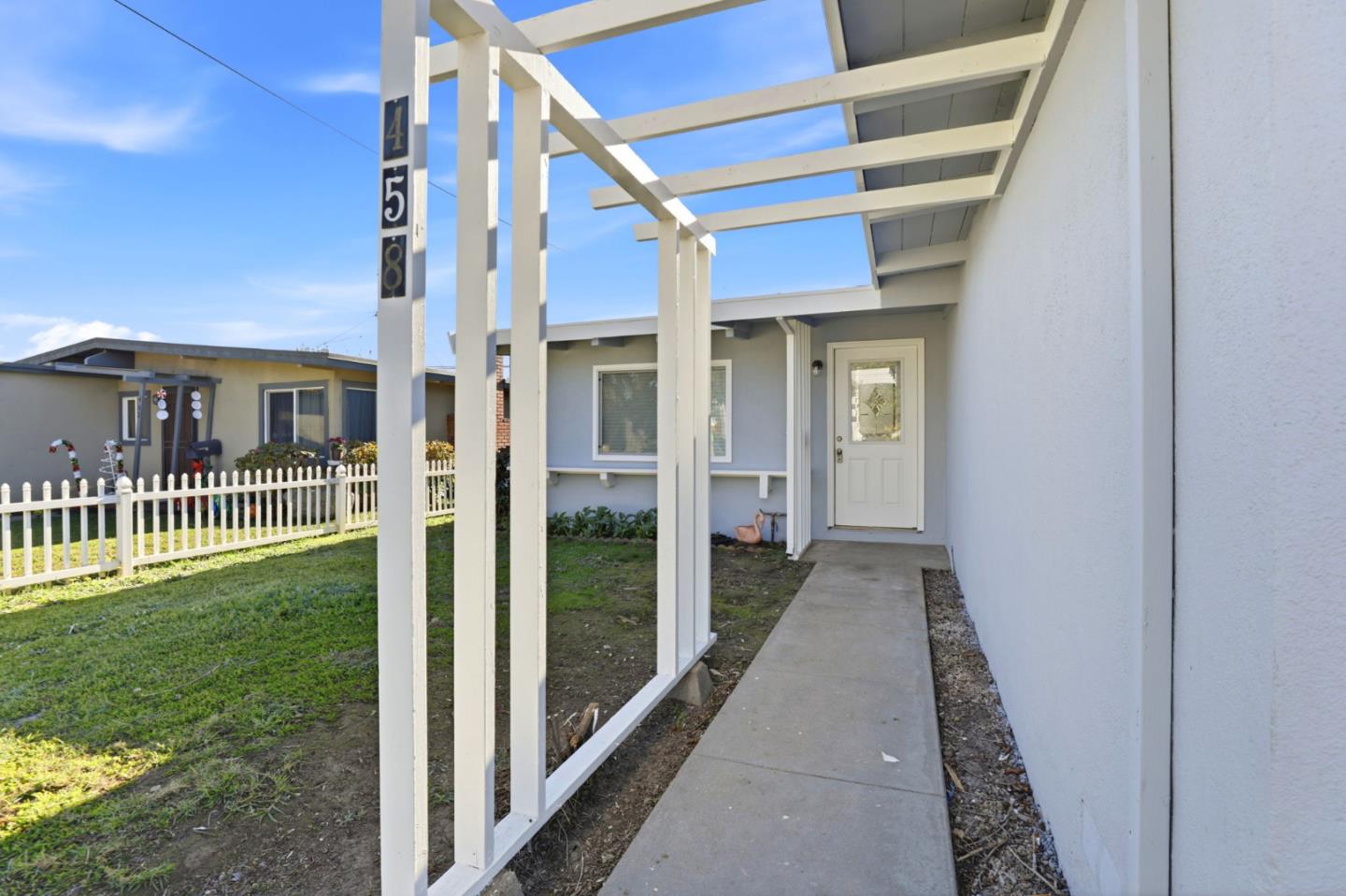 Detail Gallery Image 4 of 37 For 458 Rainier Dr, Salinas,  CA 93906 - 3 Beds | 2 Baths