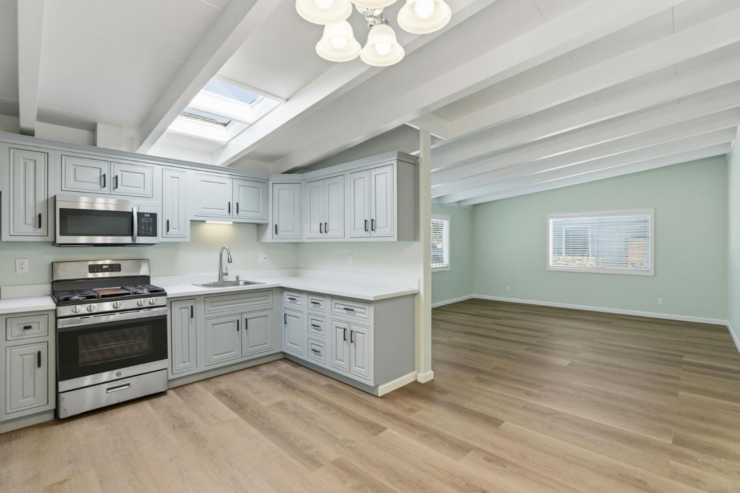 Detail Gallery Image 9 of 37 For 458 Rainier Dr, Salinas,  CA 93906 - 3 Beds | 2 Baths