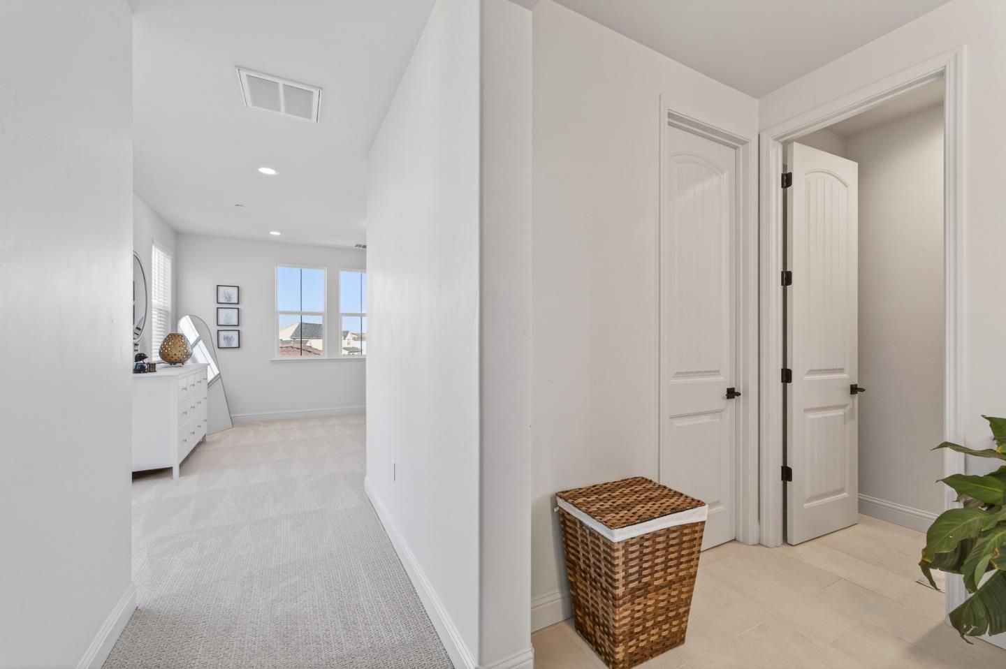 Detail Gallery Image 15 of 37 For 585 Santa Lucia Way, Marina,  CA 93933 - 4 Beds | 3 Baths