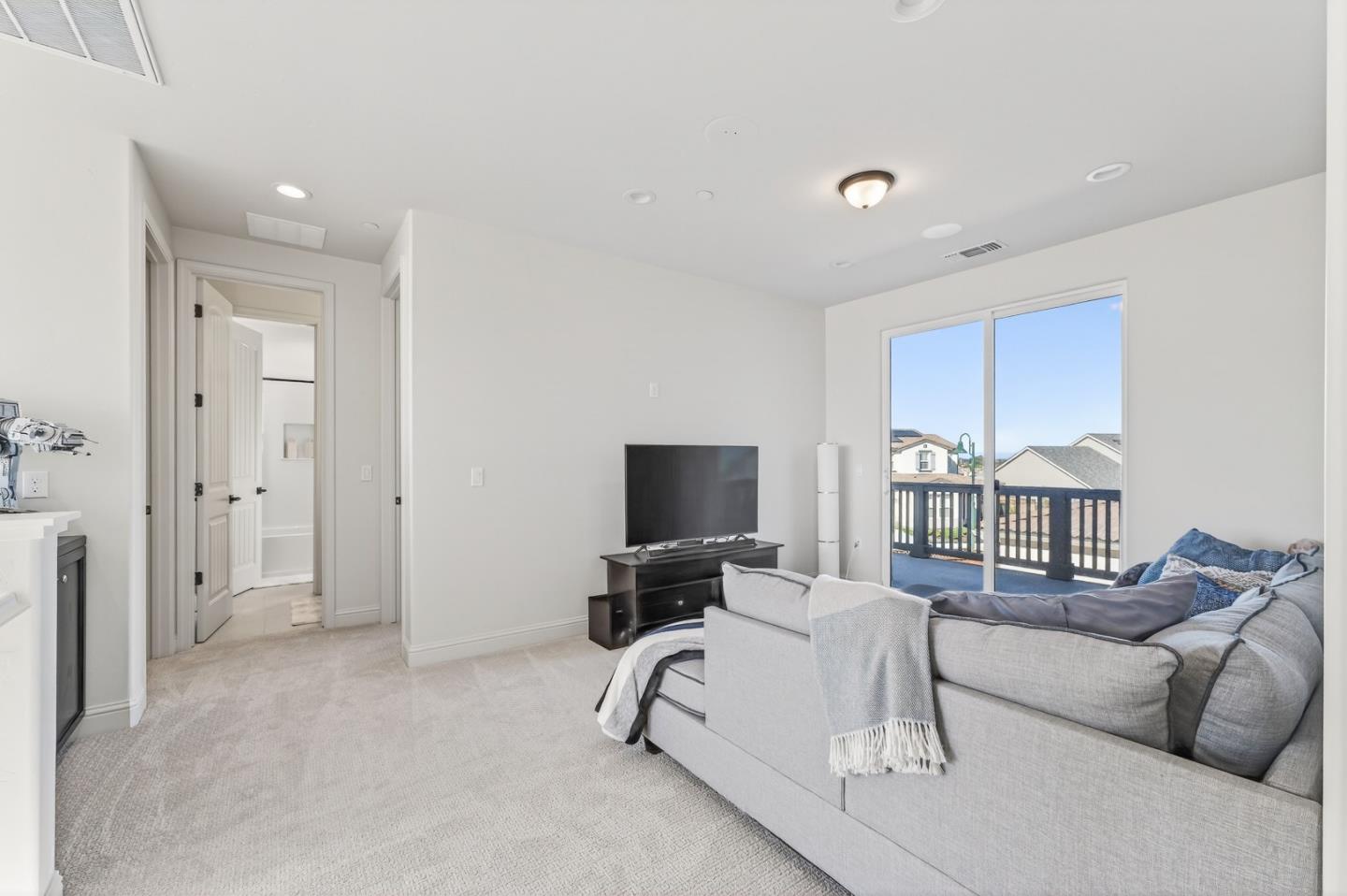 Detail Gallery Image 22 of 37 For 585 Santa Lucia Way, Marina,  CA 93933 - 4 Beds | 3 Baths