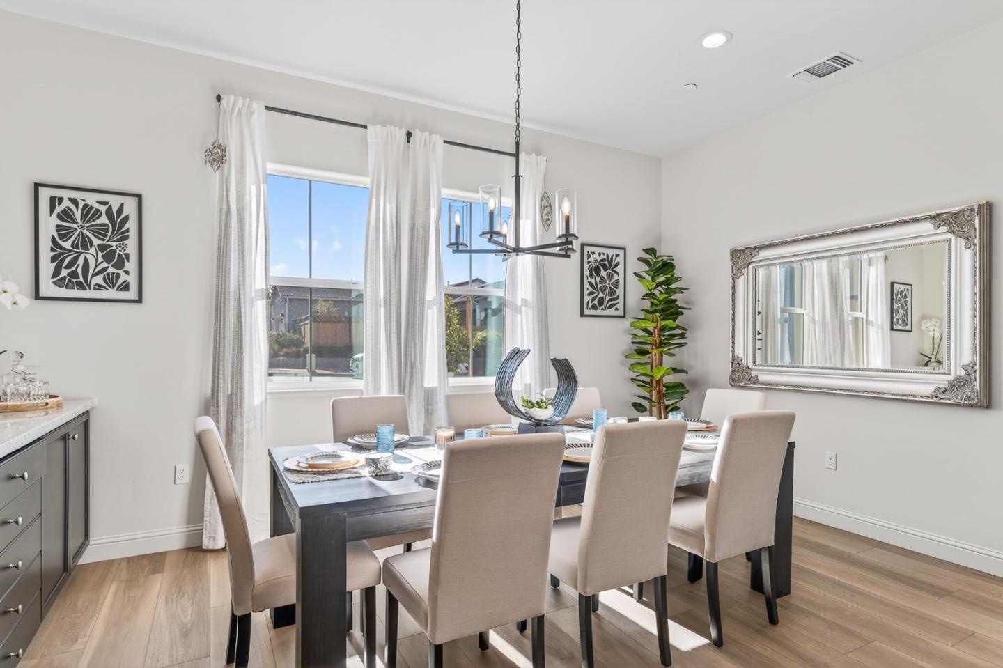 Detail Gallery Image 8 of 37 For 585 Santa Lucia Way, Marina,  CA 93933 - 4 Beds | 3 Baths