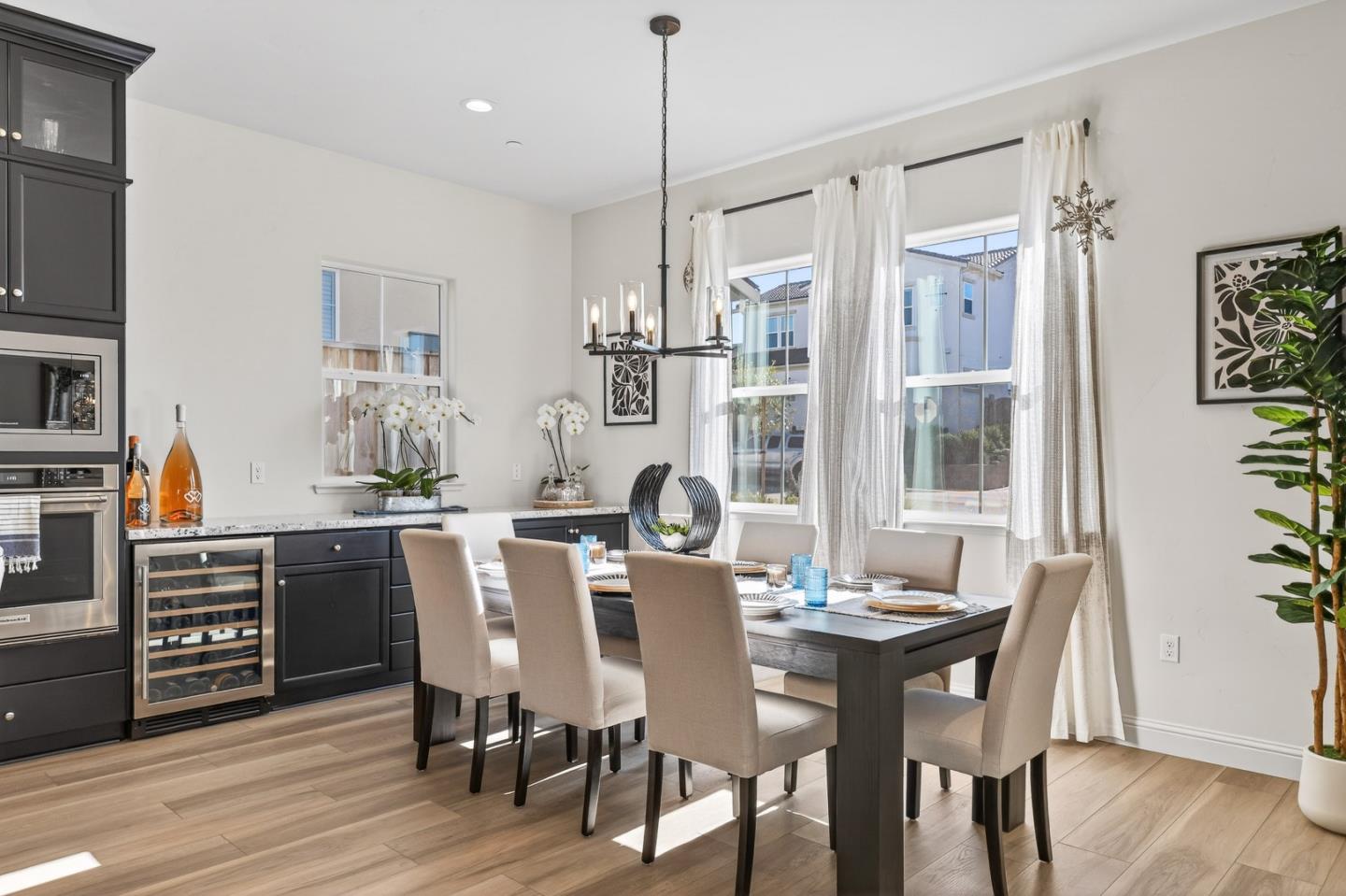 Detail Gallery Image 9 of 37 For 585 Santa Lucia Way, Marina,  CA 93933 - 4 Beds | 3 Baths