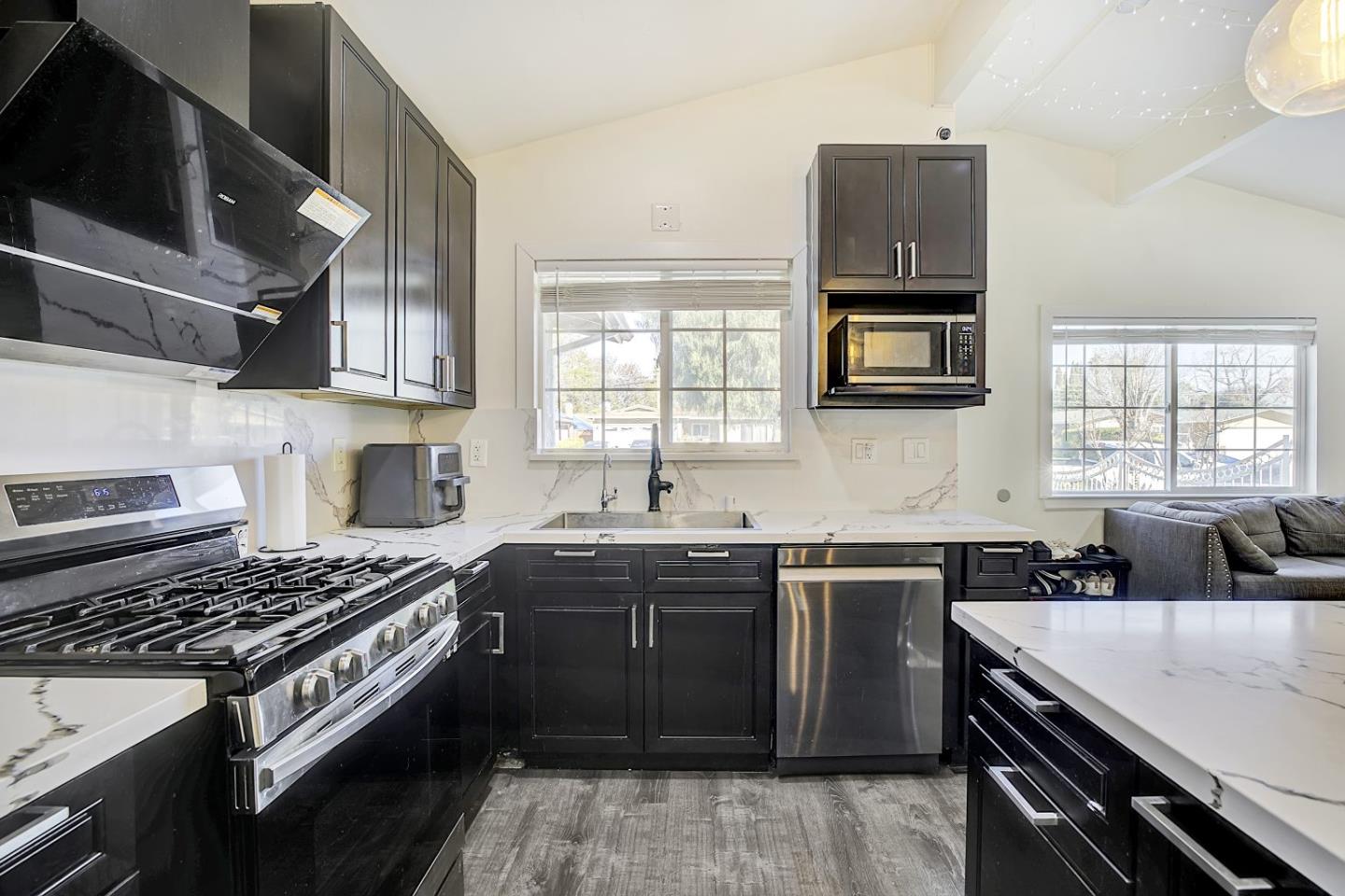 Detail Gallery Image 10 of 39 For 404 El Cajon Dr, San Jose,  CA 95111 - 3 Beds | 2 Baths