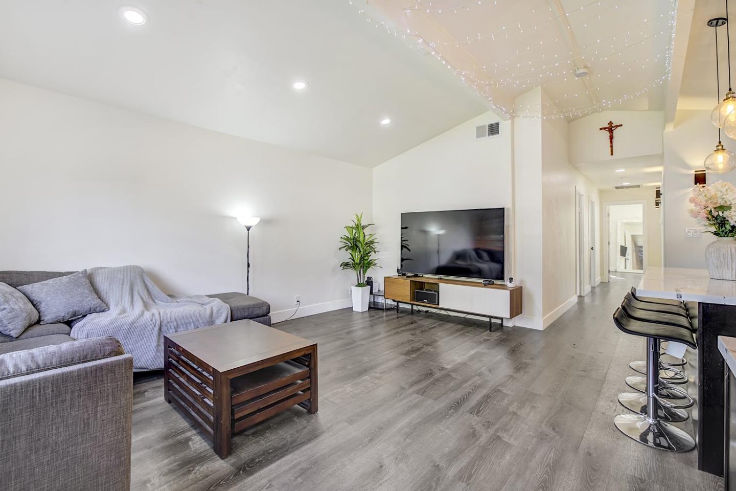 Detail Gallery Image 4 of 39 For 404 El Cajon Dr, San Jose,  CA 95111 - 3 Beds | 2 Baths