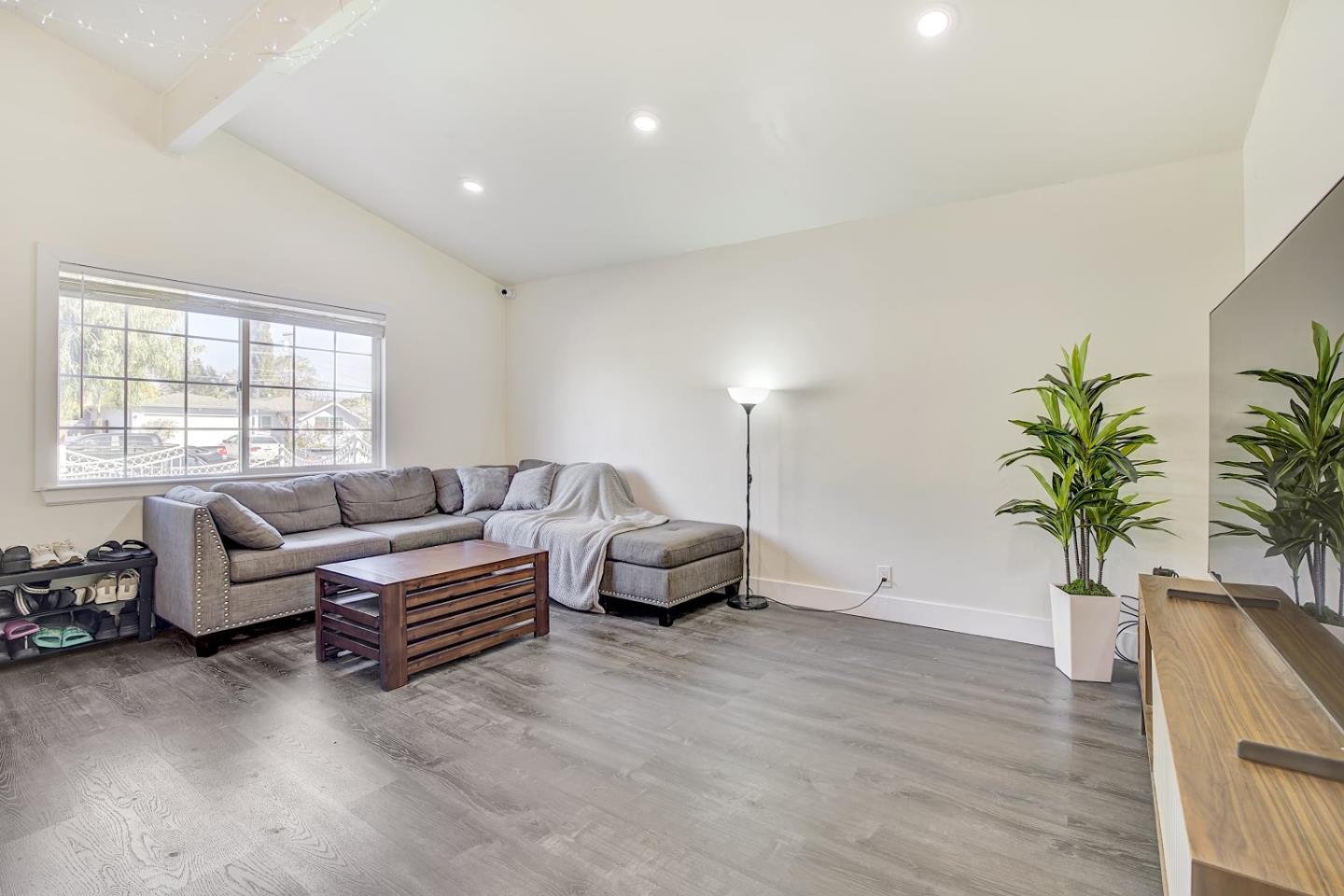 Detail Gallery Image 5 of 39 For 404 El Cajon Dr, San Jose,  CA 95111 - 3 Beds | 2 Baths