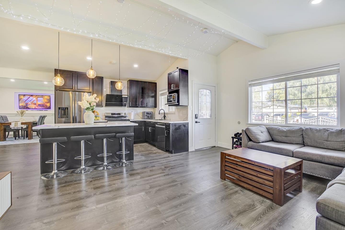 Detail Gallery Image 6 of 39 For 404 El Cajon Dr, San Jose,  CA 95111 - 3 Beds | 2 Baths