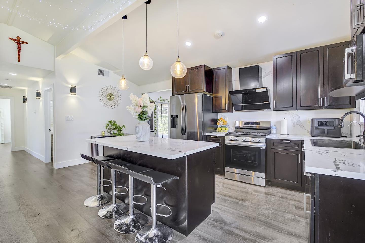 Detail Gallery Image 8 of 39 For 404 El Cajon Dr, San Jose,  CA 95111 - 3 Beds | 2 Baths