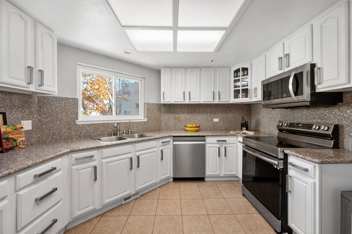 Detail Gallery Image 11 of 34 For 104 E Court Ln, Foster City,  CA 94404 - 2 Beds | 2/1 Baths