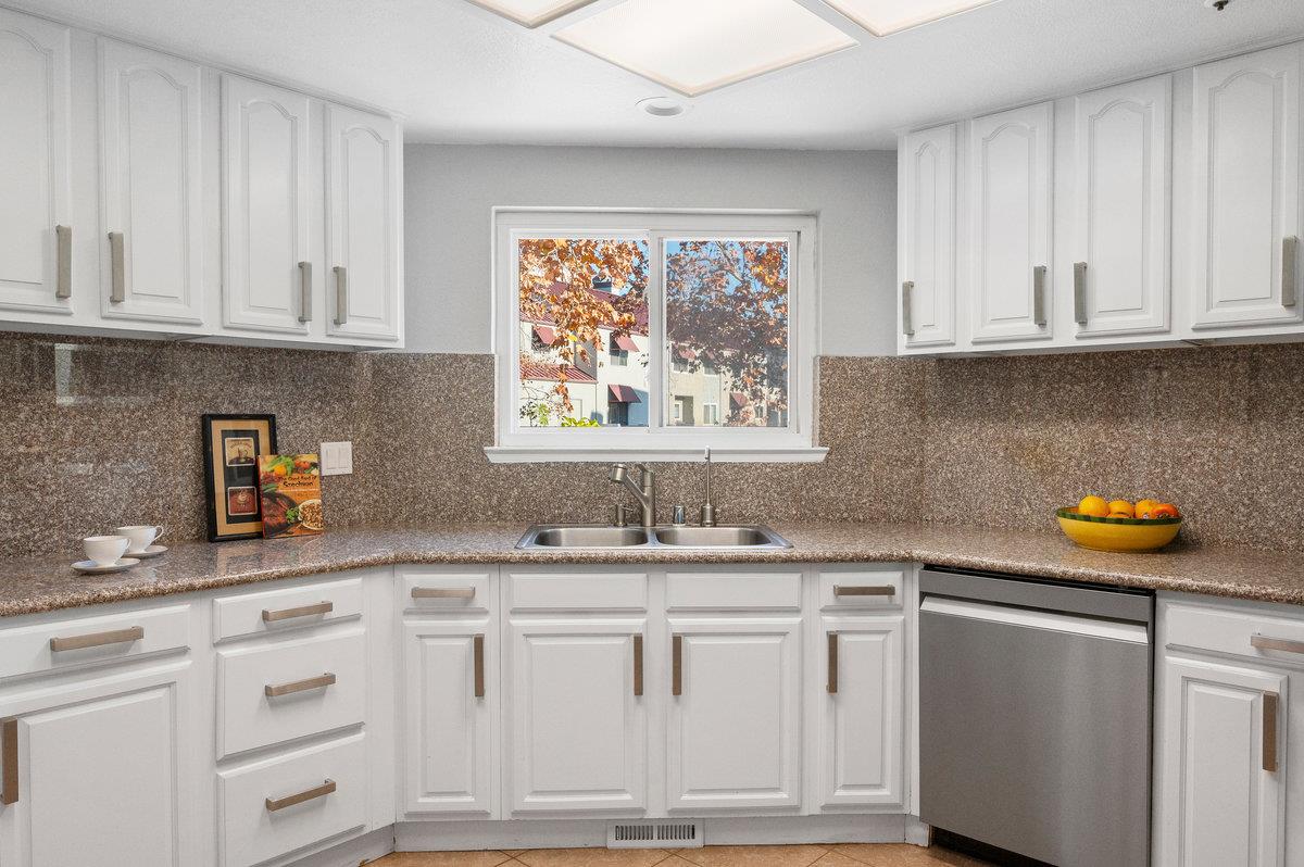 Detail Gallery Image 13 of 34 For 104 E Court Ln, Foster City,  CA 94404 - 2 Beds | 2/1 Baths