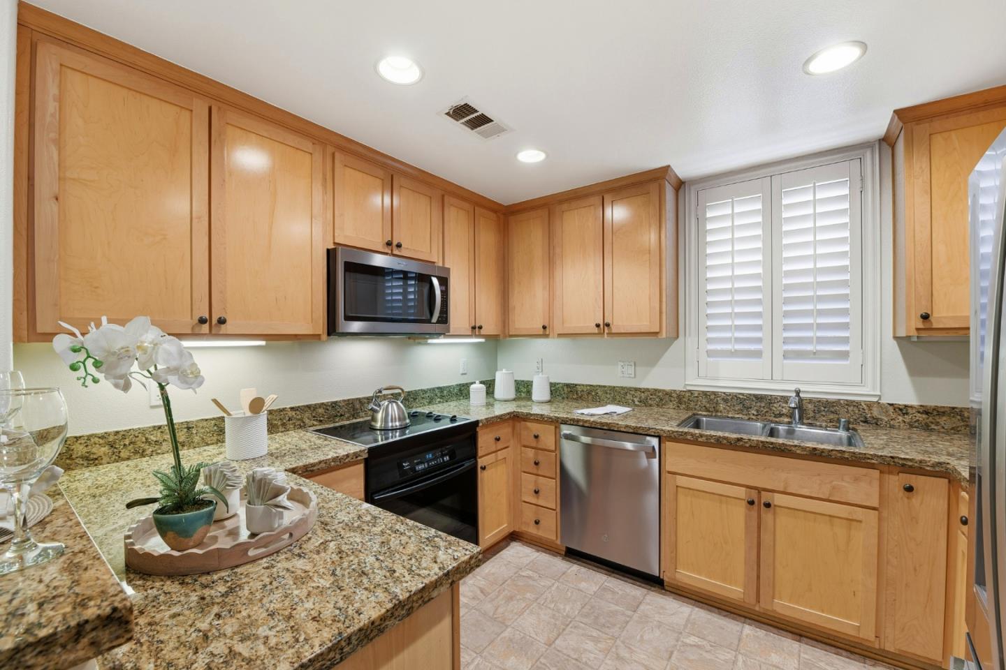 Detail Gallery Image 8 of 28 For 1390 Saddle Rack St #248,  San Jose,  CA 95126 - 3 Beds | 2 Baths