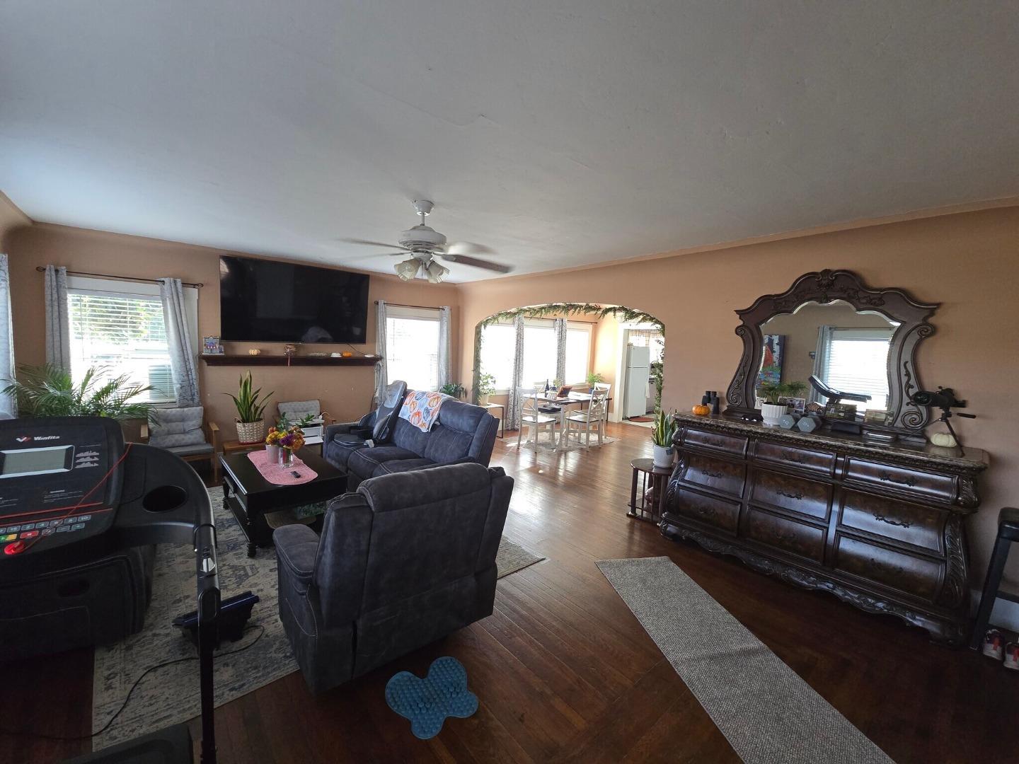 Detail Gallery Image 4 of 14 For 5985 Monterey Rd, Gilroy,  CA 95020 - 3 Beds | 2 Baths