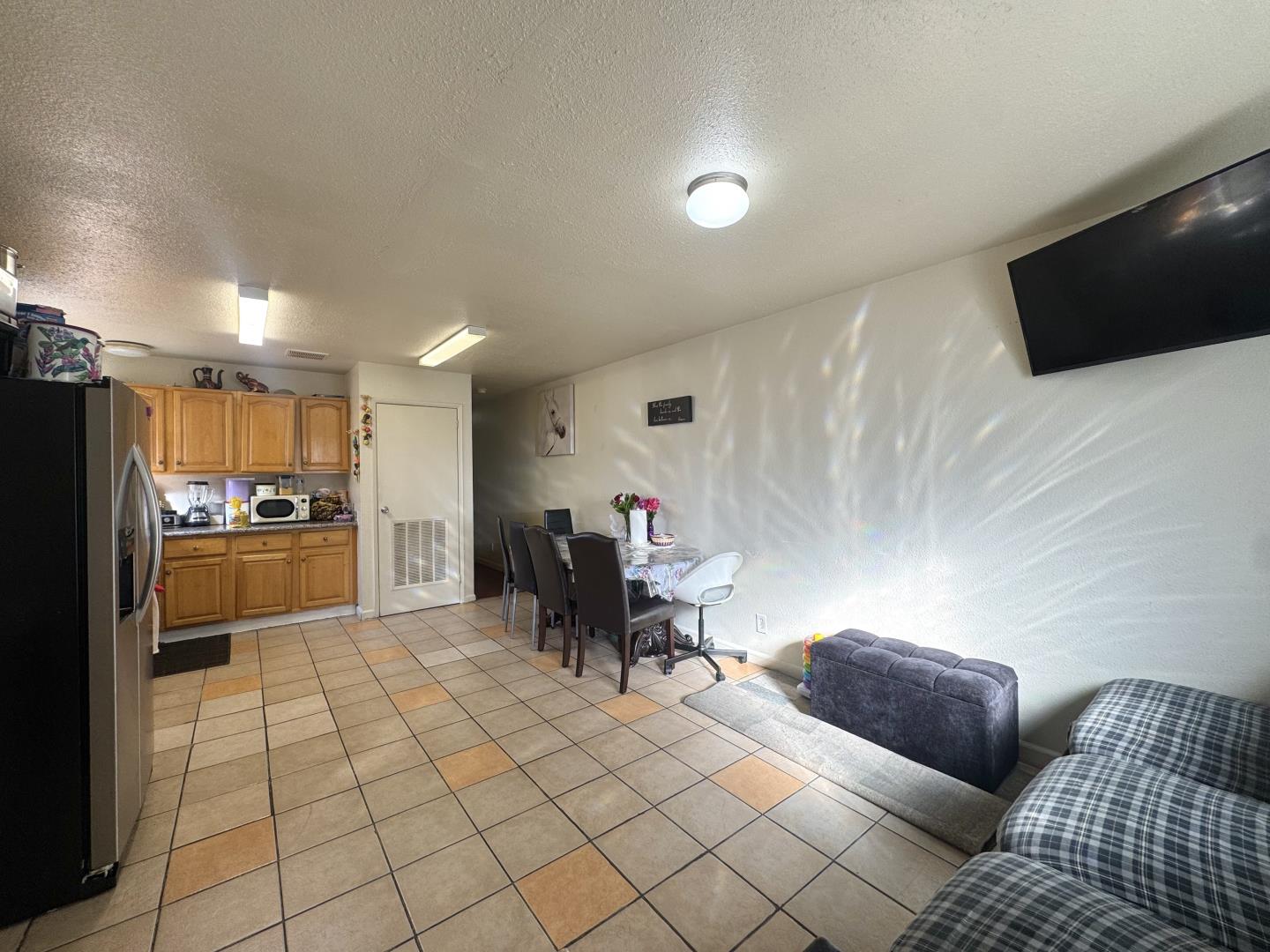 Detail Gallery Image 3 of 7 For 1545 23rd Ave, Oakland,  CA 94606 - 3 Beds | 2 Baths