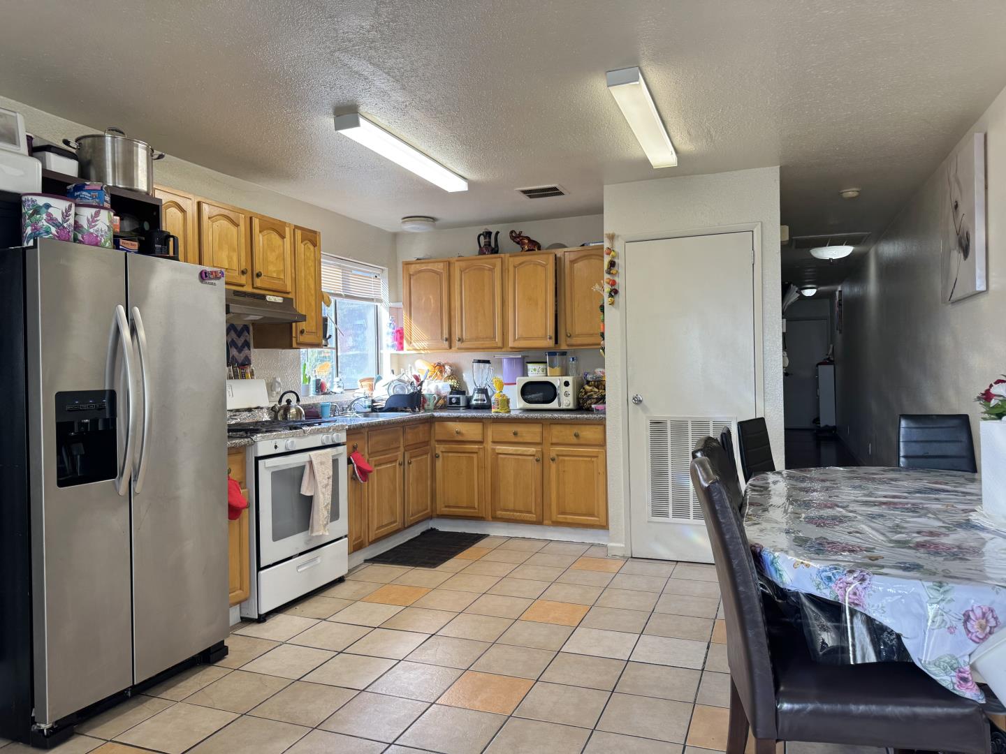 Detail Gallery Image 4 of 7 For 1545 23rd Ave, Oakland,  CA 94606 - 3 Beds | 2 Baths