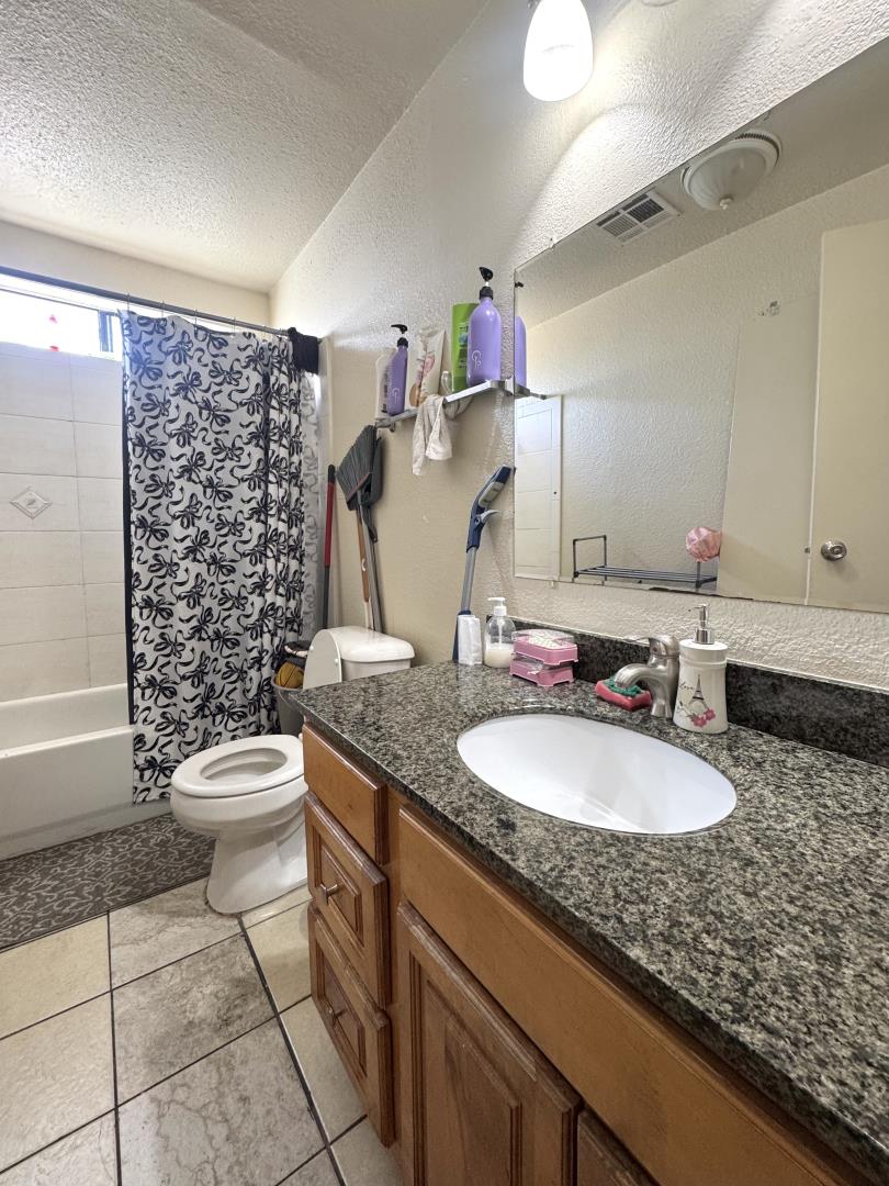 Detail Gallery Image 6 of 7 For 1545 23rd Ave, Oakland,  CA 94606 - 3 Beds | 2 Baths