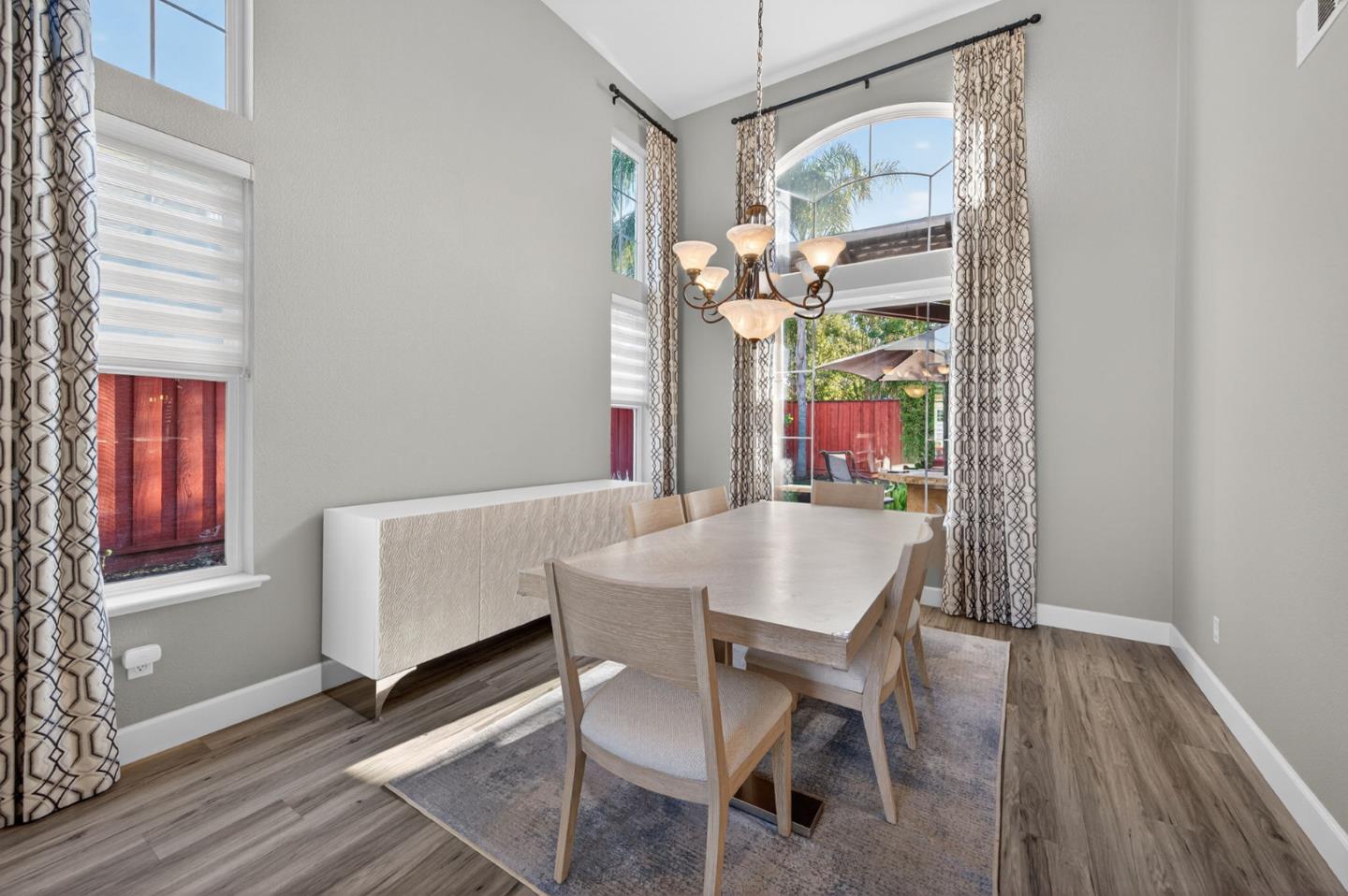 Detail Gallery Image 10 of 54 For 19127 Legend Ct, Morgan Hill,  CA 95037 - 4 Beds | 3/1 Baths