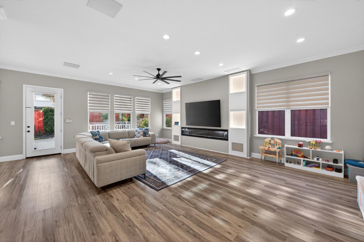 Detail Gallery Image 13 of 54 For 19127 Legend Ct, Morgan Hill,  CA 95037 - 4 Beds | 3/1 Baths