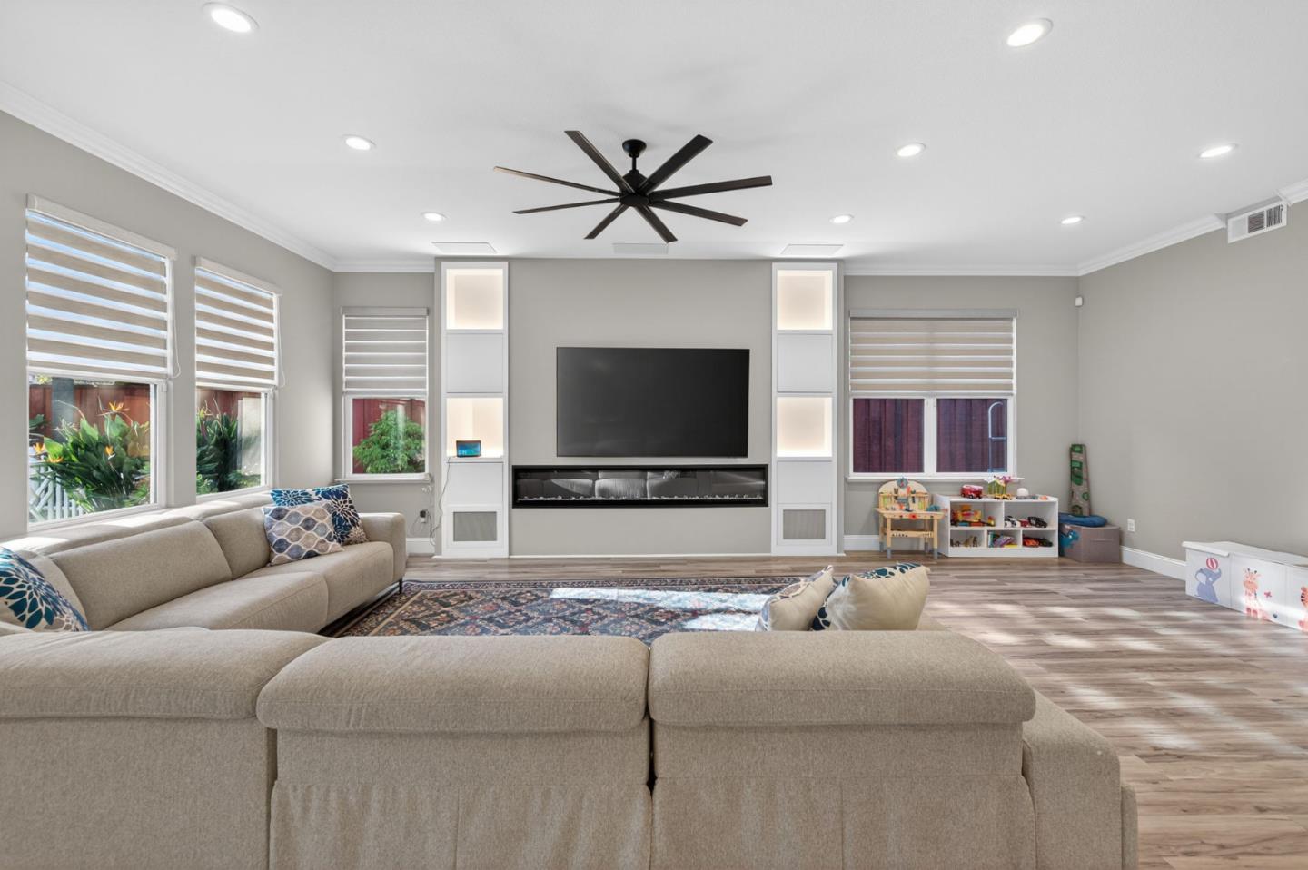 Detail Gallery Image 14 of 54 For 19127 Legend Ct, Morgan Hill,  CA 95037 - 4 Beds | 3/1 Baths