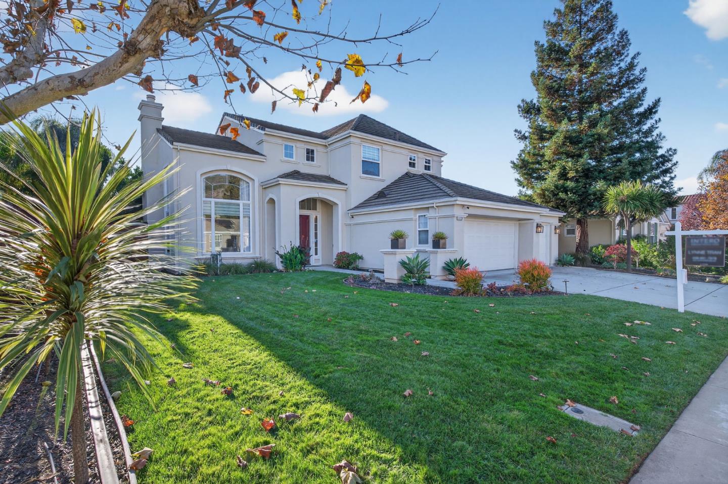 Detail Gallery Image 4 of 54 For 19127 Legend Ct, Morgan Hill,  CA 95037 - 4 Beds | 3/1 Baths