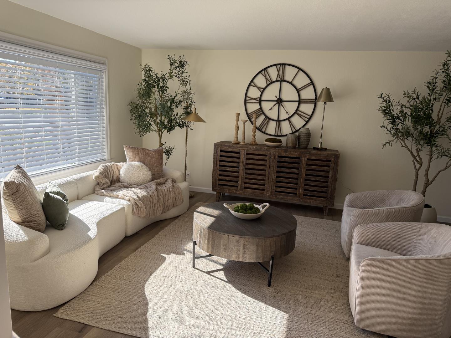 Detail Gallery Image 2 of 6 For 819 Cumberland Dr, Gilroy,  CA 95020 - 5 Beds | 3 Baths