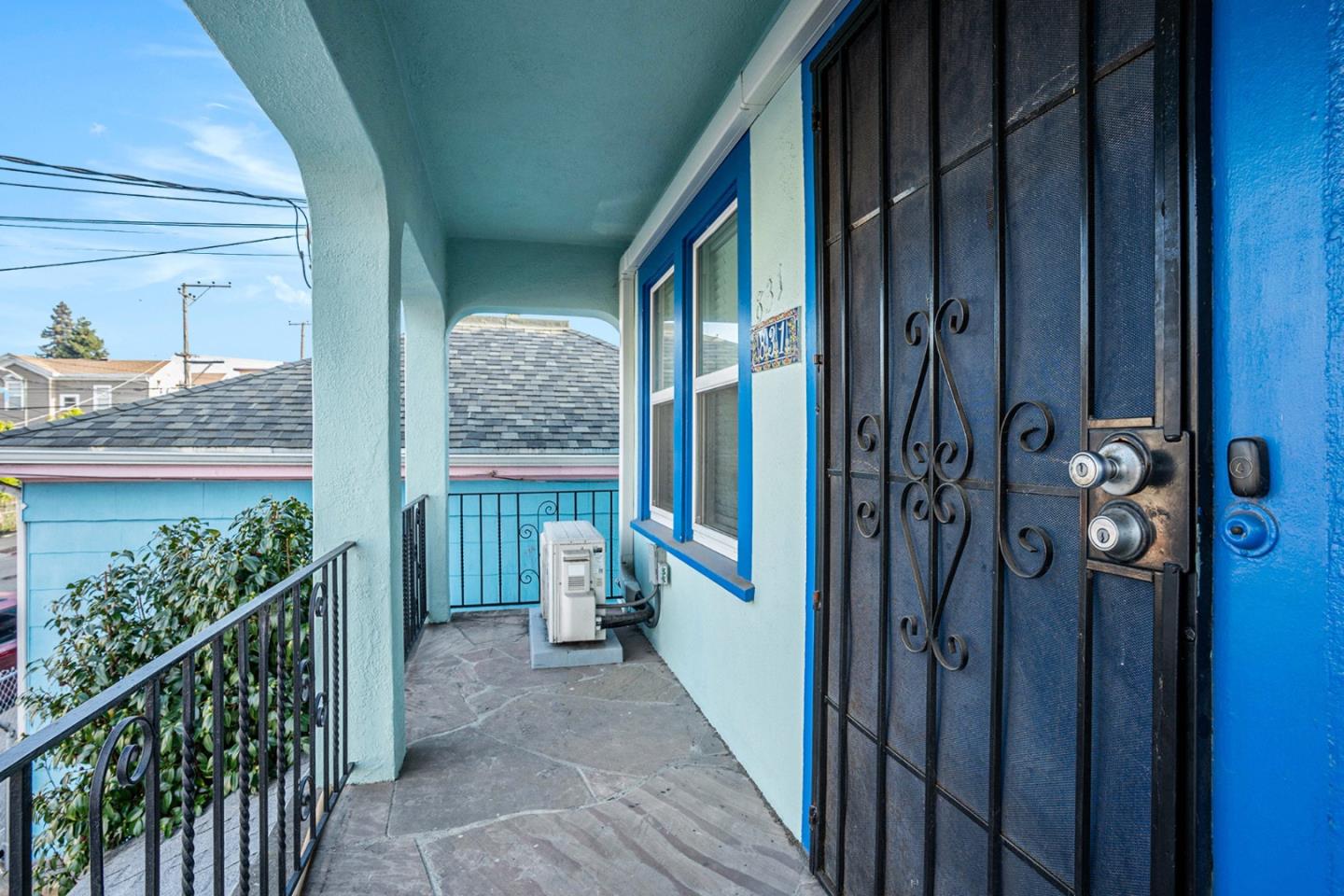 Detail Gallery Image 3 of 17 For 831 E 17th St, Oakland,  CA 94606 - 3 Beds | 1/1 Baths