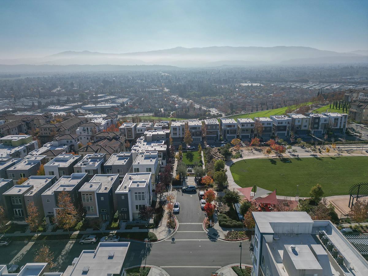 Detail Gallery Image 4 of 39 For 2981 Henry Miller Pl #10,  San Jose,  CA 95136 - 3 Beds | 2 Baths