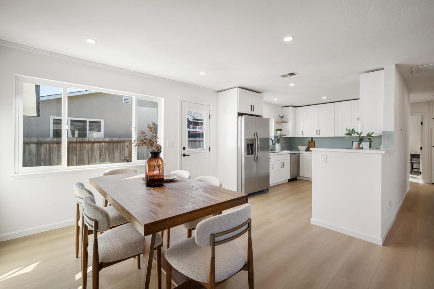 Detail Gallery Image 8 of 31 For 1444 Flores Dr, Pacifica,  CA 94044 - 3 Beds | 1 Baths