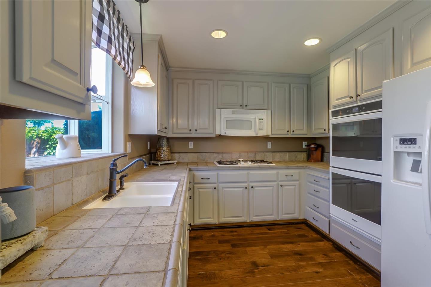 Detail Gallery Image 10 of 41 For 1760 Morning Glory Dr, Hollister,  CA 95023 - 4 Beds | 2/1 Baths