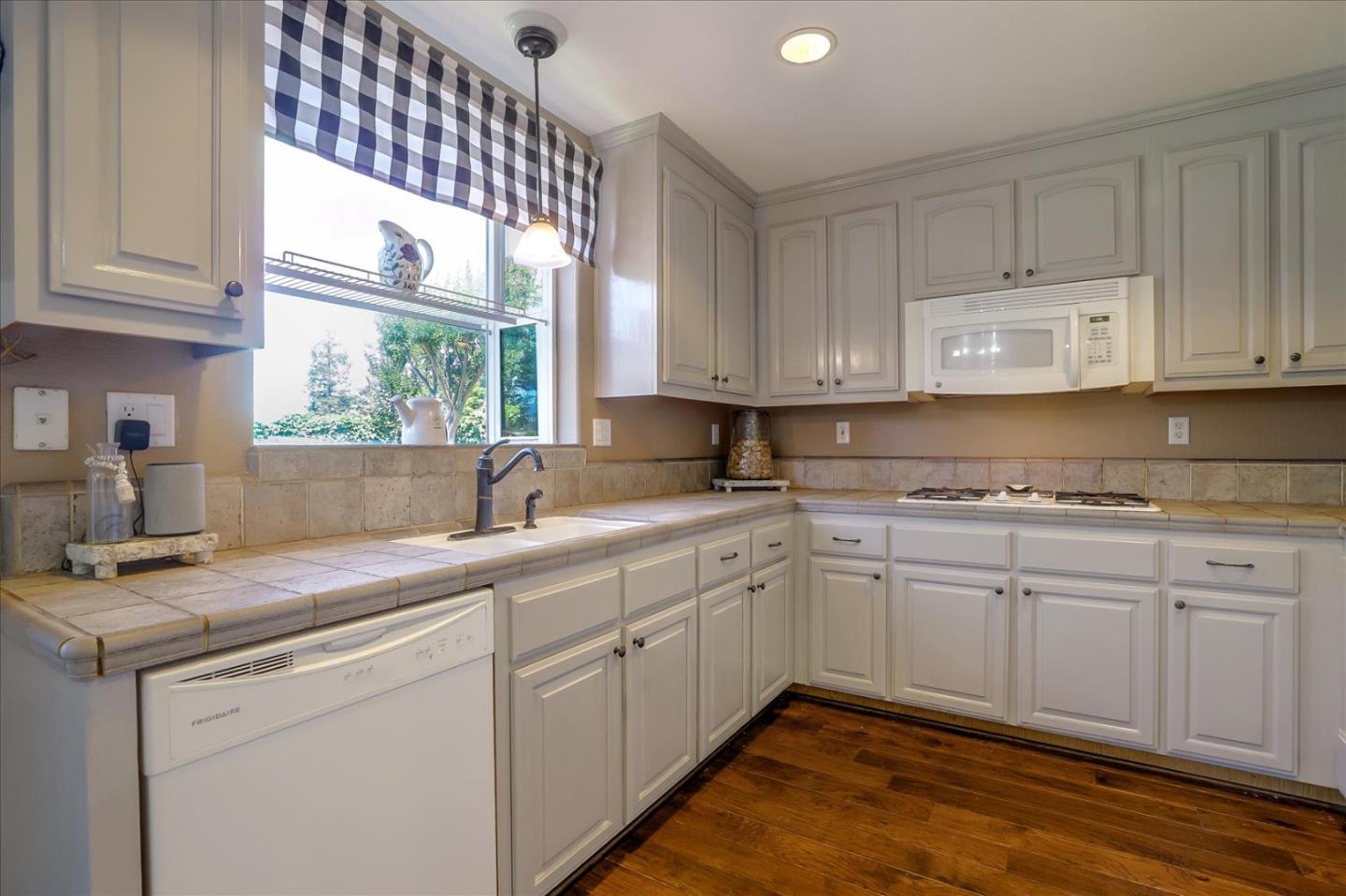 Detail Gallery Image 11 of 41 For 1760 Morning Glory Dr, Hollister,  CA 95023 - 4 Beds | 2/1 Baths