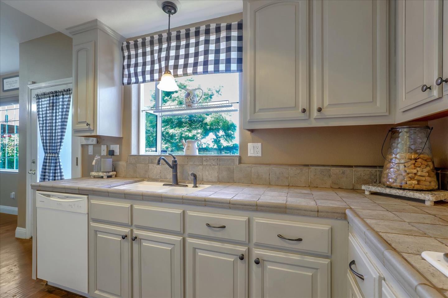 Detail Gallery Image 12 of 41 For 1760 Morning Glory Dr, Hollister,  CA 95023 - 4 Beds | 2/1 Baths