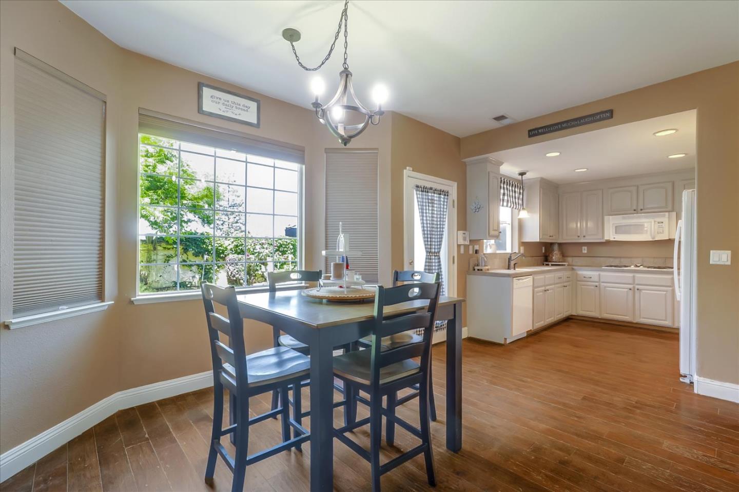 Detail Gallery Image 15 of 41 For 1760 Morning Glory Dr, Hollister,  CA 95023 - 4 Beds | 2/1 Baths