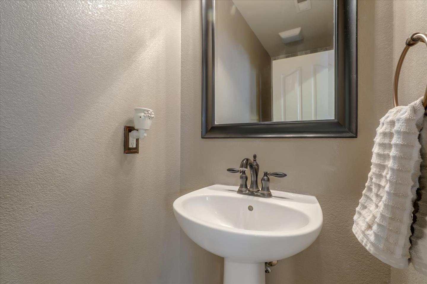 Detail Gallery Image 19 of 41 For 1760 Morning Glory Dr, Hollister,  CA 95023 - 4 Beds | 2/1 Baths