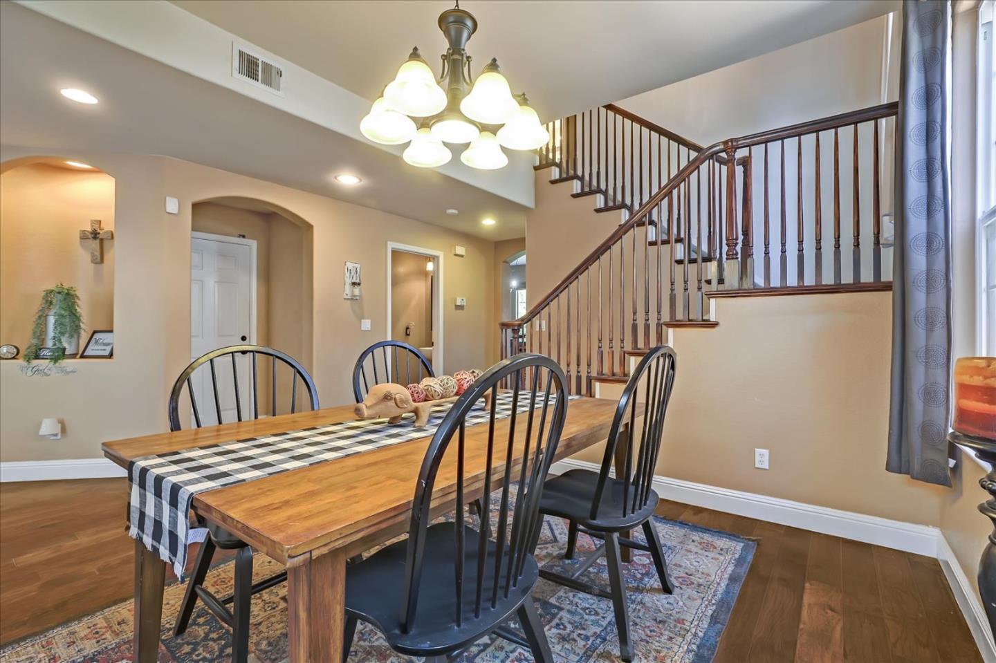 Detail Gallery Image 9 of 41 For 1760 Morning Glory Dr, Hollister,  CA 95023 - 4 Beds | 2/1 Baths