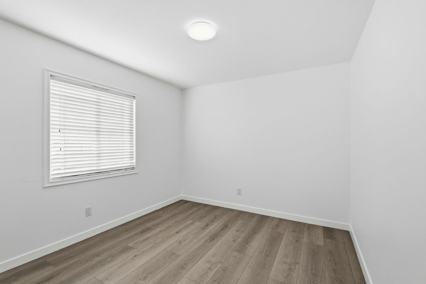 Detail Gallery Image 12 of 23 For 29016 Lillyglen Dr, Santa Clarita,  CA 91387 - 3 Beds | 2/1 Baths