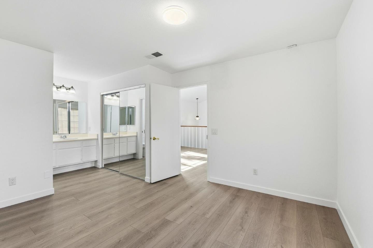 Detail Gallery Image 14 of 23 For 29016 Lillyglen Dr, Santa Clarita,  CA 91387 - 3 Beds | 2/1 Baths