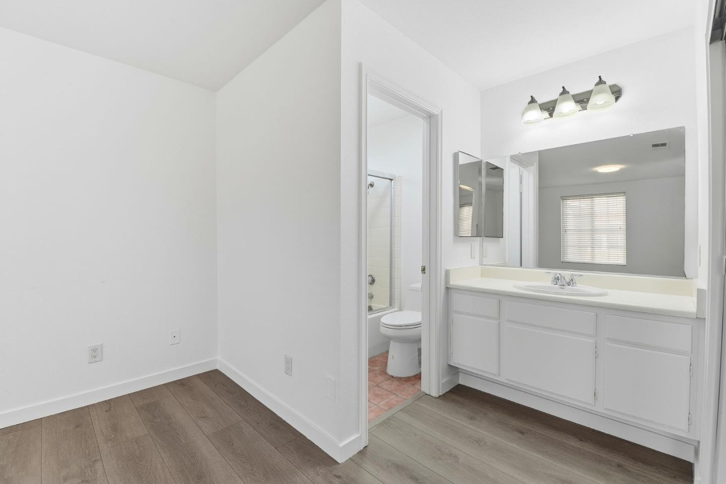 Detail Gallery Image 17 of 23 For 29016 Lillyglen Dr, Santa Clarita,  CA 91387 - 3 Beds | 2/1 Baths