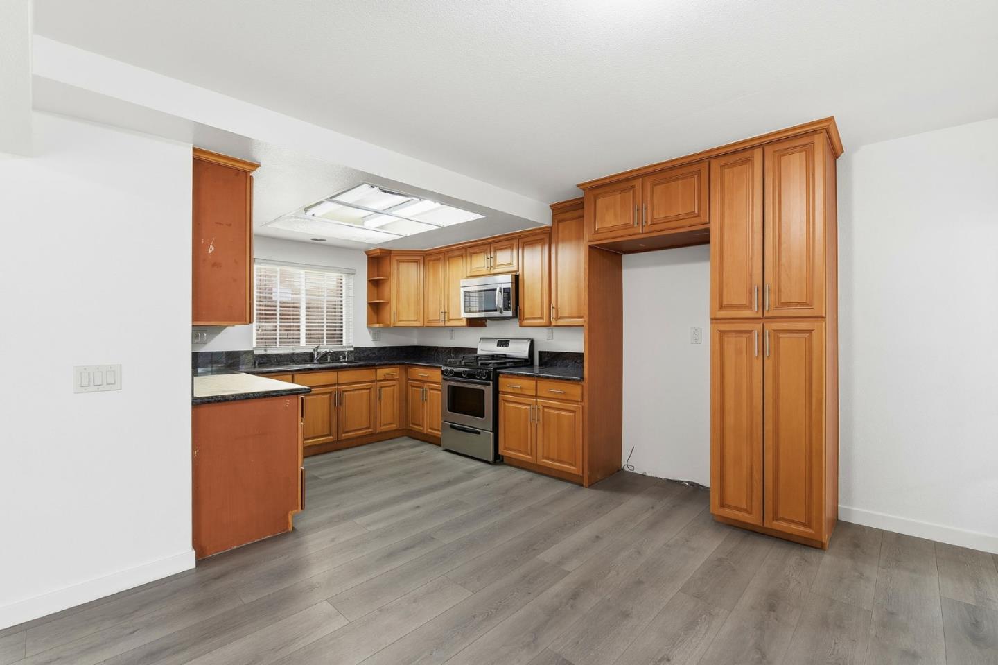 Detail Gallery Image 5 of 23 For 29016 Lillyglen Dr, Santa Clarita,  CA 91387 - 3 Beds | 2/1 Baths