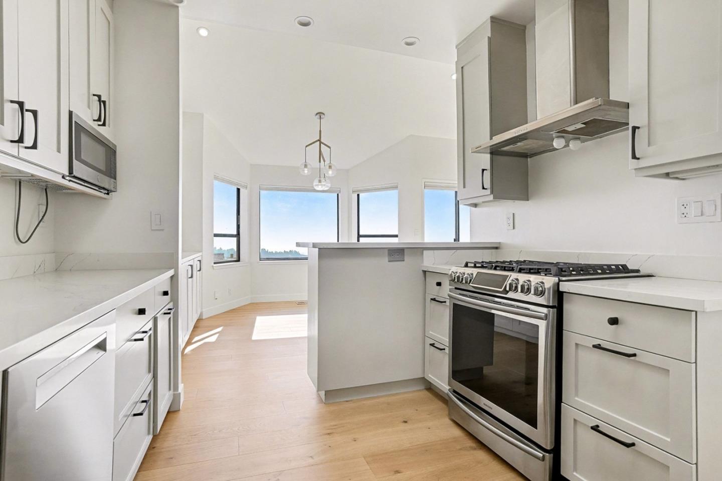 Detail Gallery Image 12 of 23 For 29 Starview Dr, Oakland,  CA 94618 - 3 Beds | 2/1 Baths