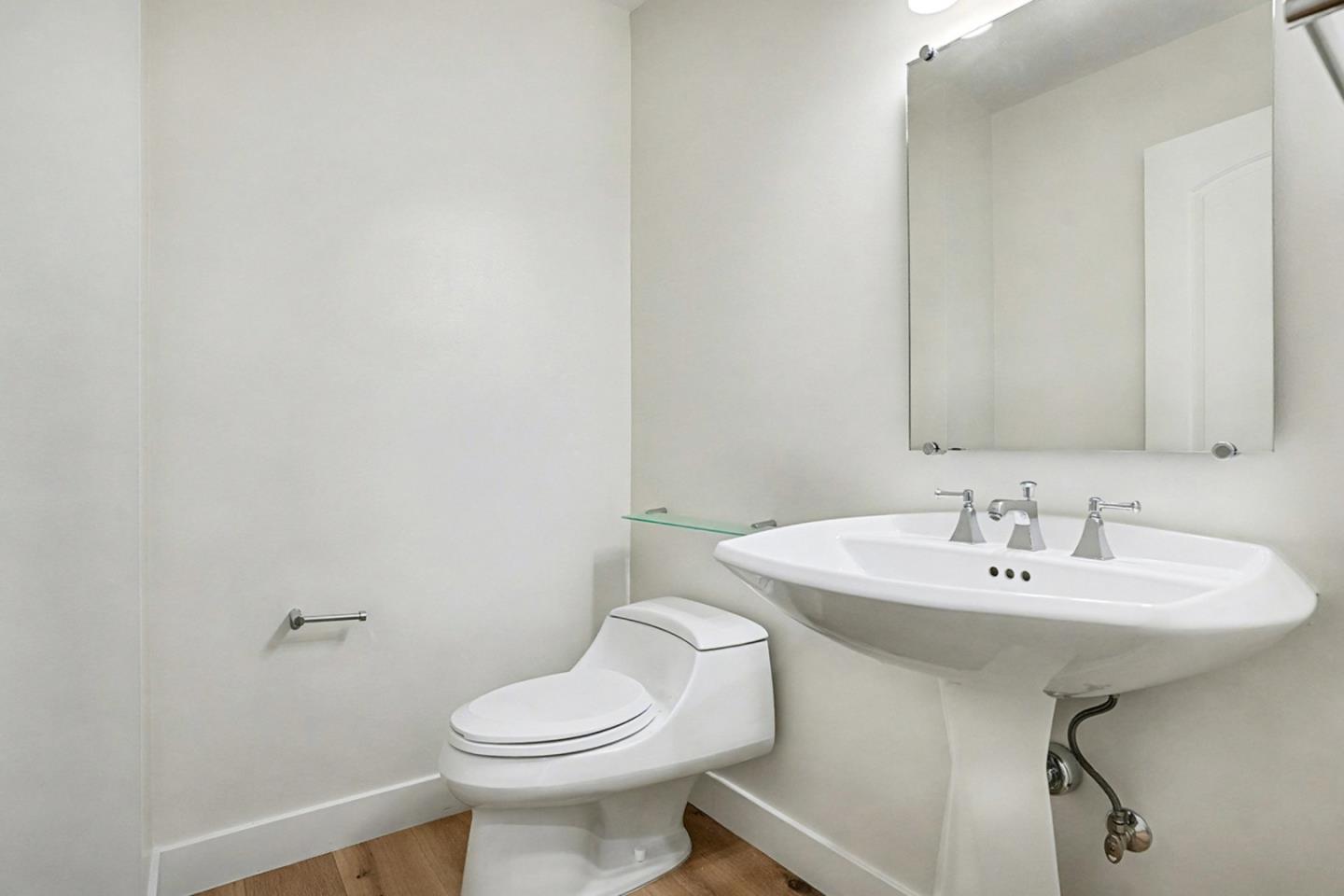 Detail Gallery Image 13 of 23 For 29 Starview Dr, Oakland,  CA 94618 - 3 Beds | 2/1 Baths