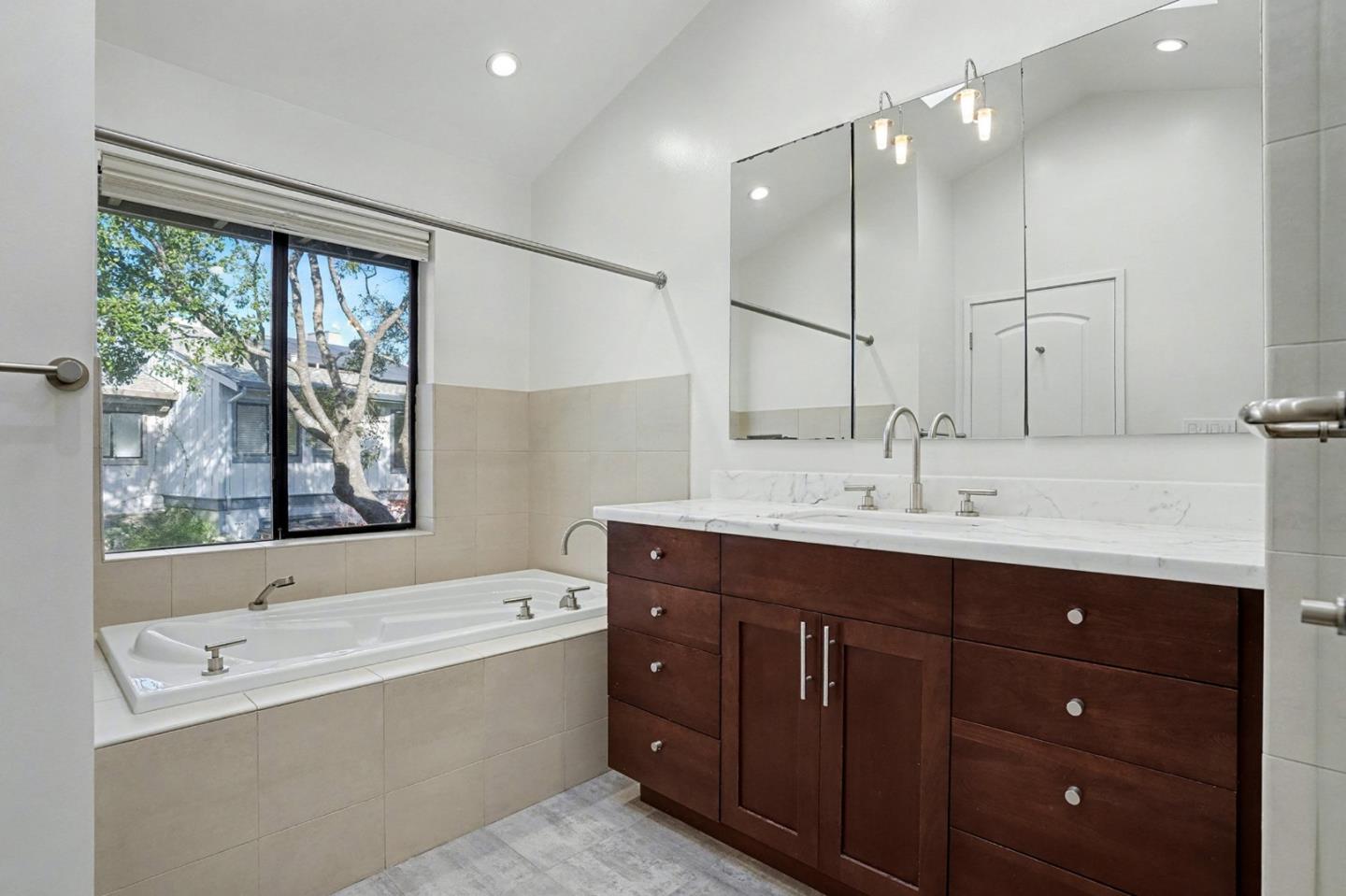 Detail Gallery Image 17 of 23 For 29 Starview Dr, Oakland,  CA 94618 - 3 Beds | 2/1 Baths