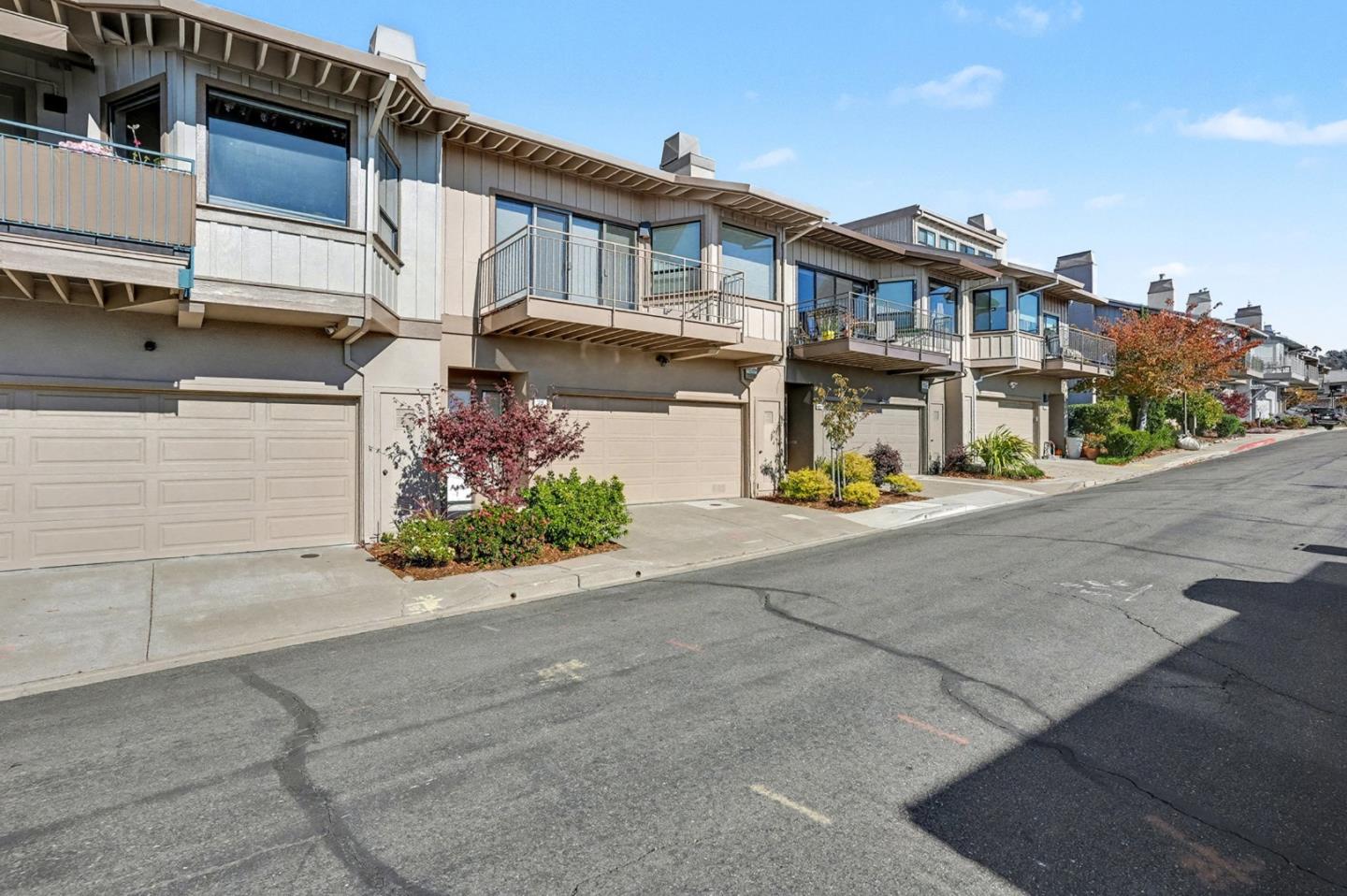 Detail Gallery Image 3 of 23 For 29 Starview Dr, Oakland,  CA 94618 - 3 Beds | 2/1 Baths