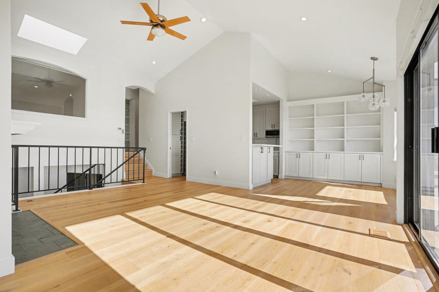 Detail Gallery Image 8 of 23 For 29 Starview Dr, Oakland,  CA 94618 - 3 Beds | 2/1 Baths