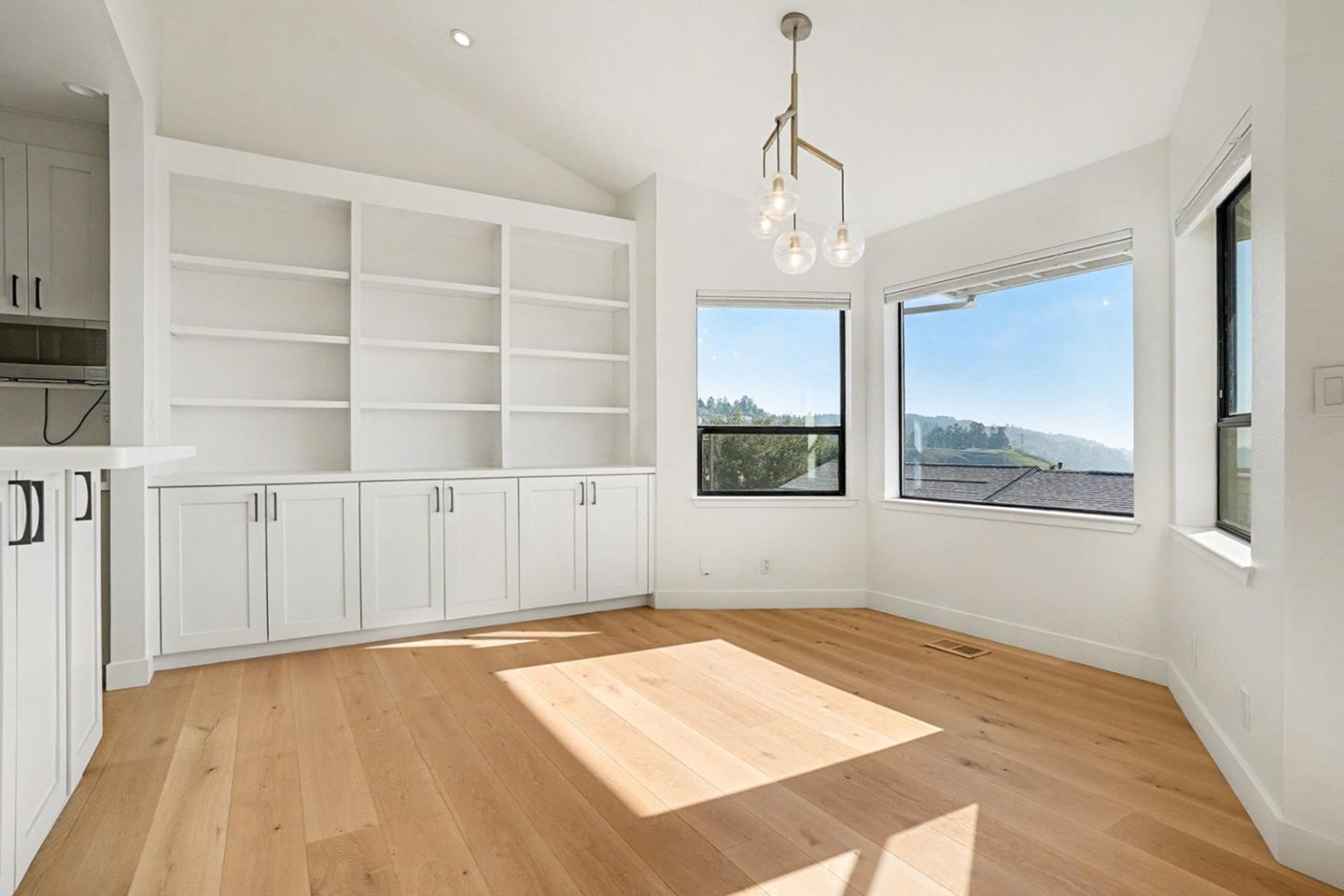 Detail Gallery Image 9 of 23 For 29 Starview Dr, Oakland,  CA 94618 - 3 Beds | 2/1 Baths