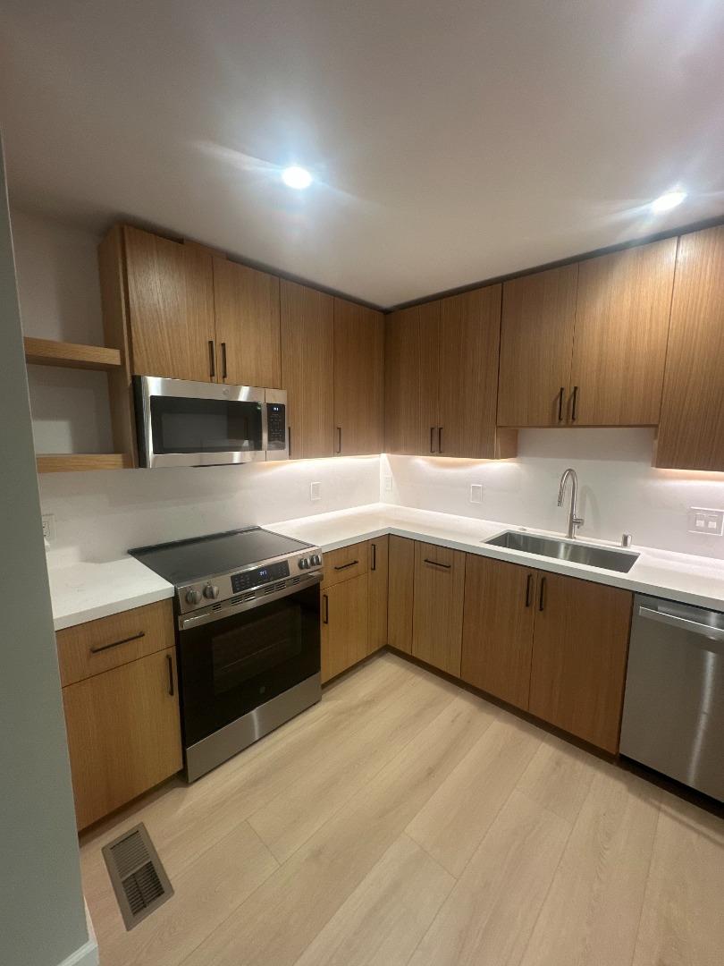 Detail Gallery Image 2 of 3 For 543 Everett Ct, Palo Alto,  CA 94301 - – Beds | – Baths