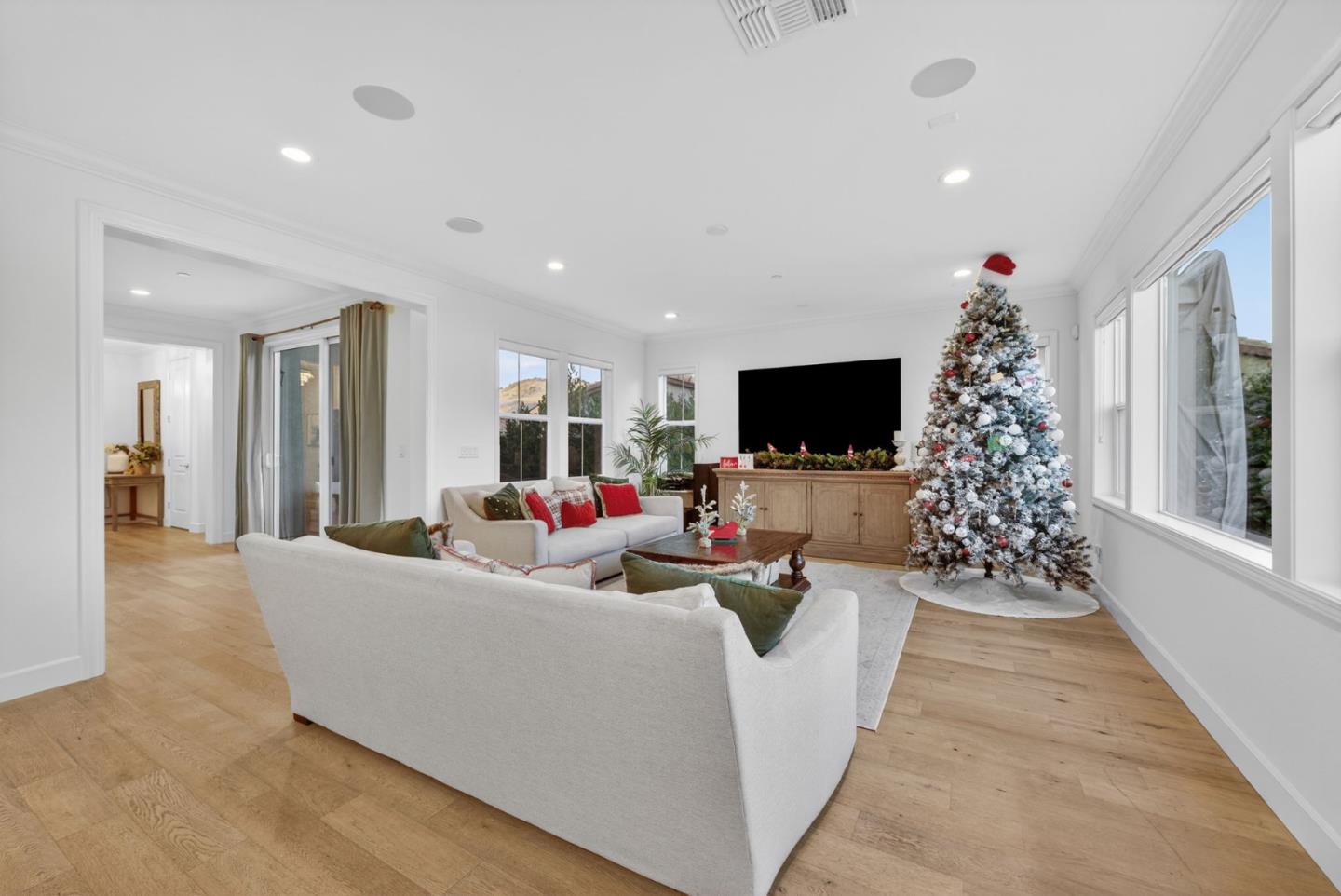 Detail Gallery Image 8 of 49 For 1360 Golden Eagle Dr, Morgan Hill,  CA 95037 - 4 Beds | 3/1 Baths