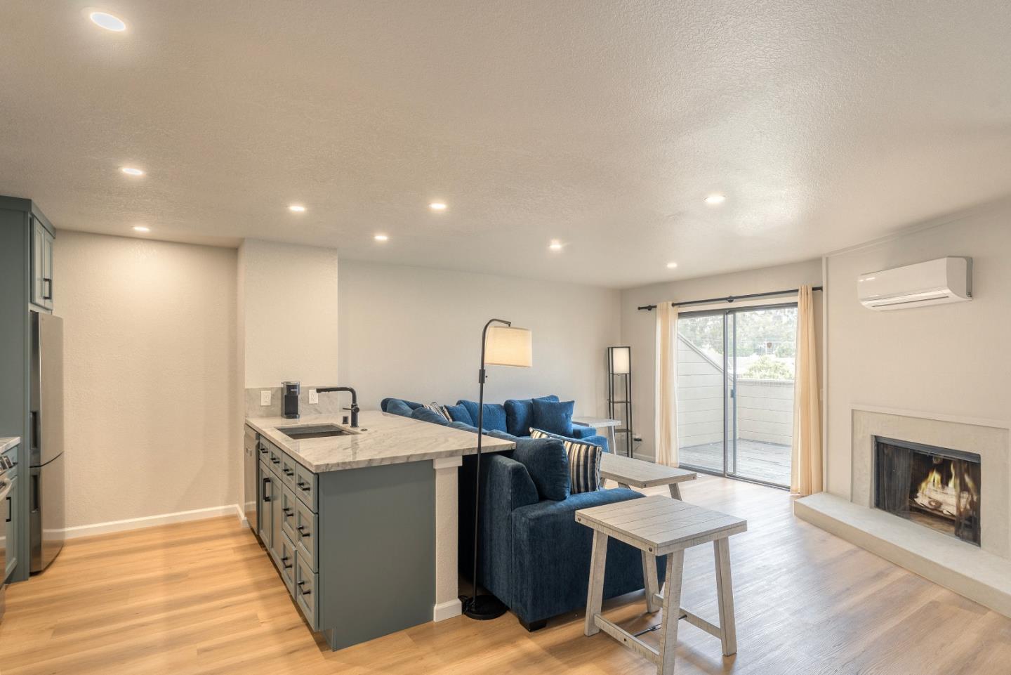 Detail Gallery Image 3 of 21 For 504 Ocean Ave #2,  Monterey,  CA 93940 - 2 Beds | 2 Baths