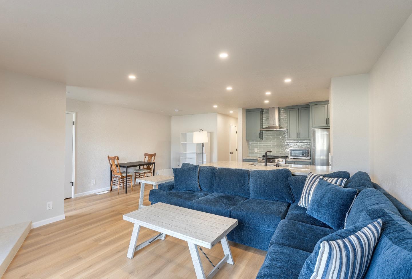 Detail Gallery Image 6 of 21 For 504 Ocean Ave #2,  Monterey,  CA 93940 - 2 Beds | 2 Baths